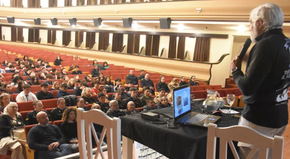 Guillermo Tibaldi brindó una charla en Comodoro antes de continuar su viaje a Ushuaia en homenaje al ARA San Juan