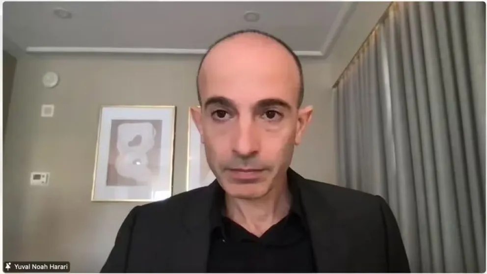 Yuval Noah Harari: “Hitler y Stalin no podían controlar a la gente todo el tiempo, la Inteligencia Artificial puede”