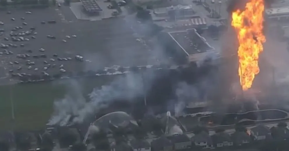 Gran incendio y evacuaciones masivas por explosión de un oleoducto en Texas