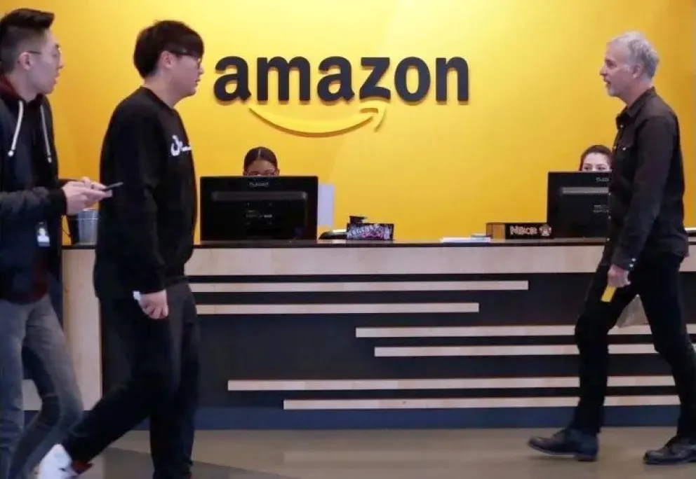 Amazon avisa a sus empleados que en 2025 vuelven a la presencialidad