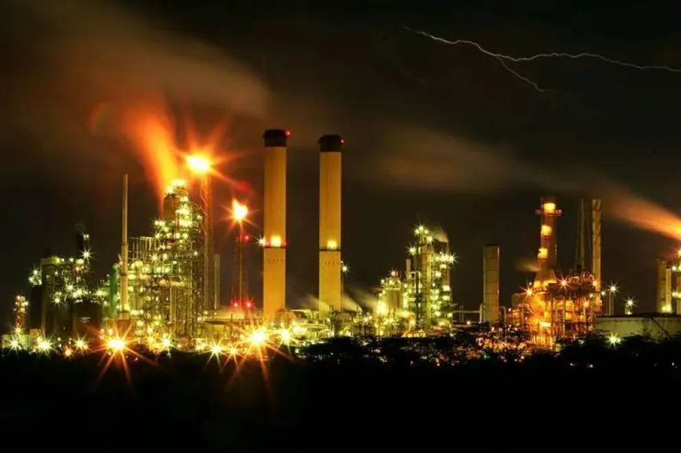 Una falla eléctrica obligó a paralizar la refinería más grande de Venezuela: preocupación por la posible falta de combustible