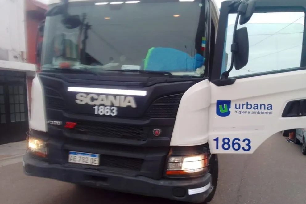 Recolector de residuos sufrió un grave accidente con el compactador de basura