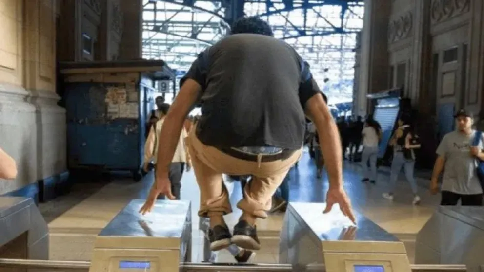 Peligro en Buenos Aires: Pasajeros por las vías y salto de molinetes para zafar del boleto de tren