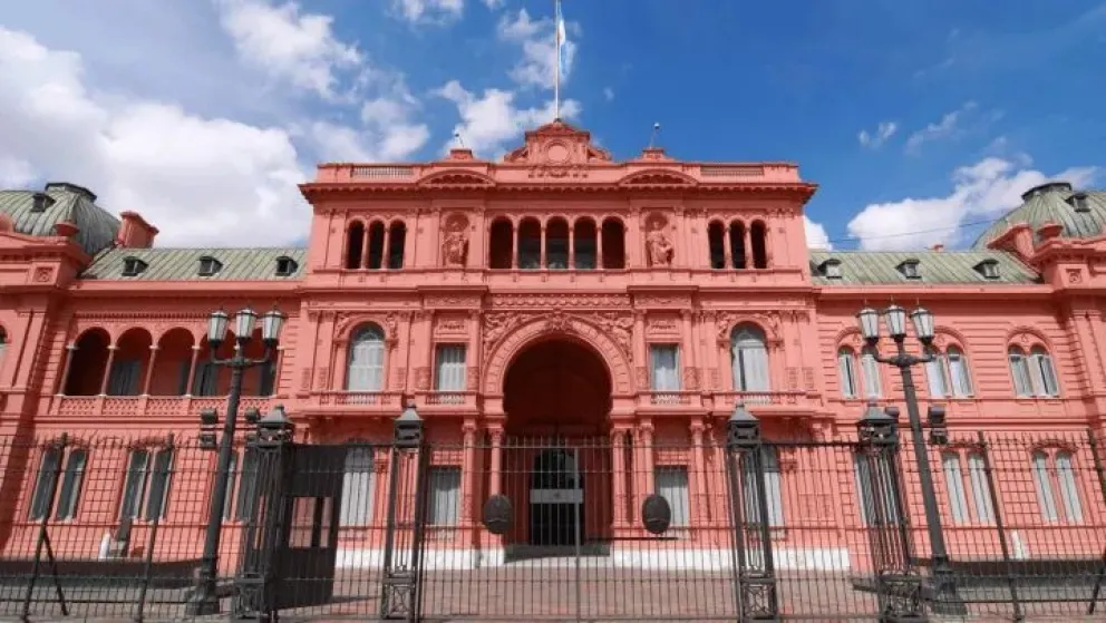 Federico Sturzenegger celebró en redes sociales el recorte de más de 50.000 empleos públicos desde diciembre y destacó el ahorro de 2.000 millones de dólares.