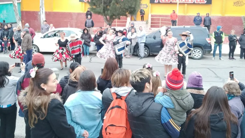 La Rivadavia volvió a vestirse de tricolor con pañuelos al viento