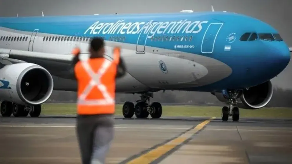Iniciaron conversaciones para vender Aerolíneas Argentinas