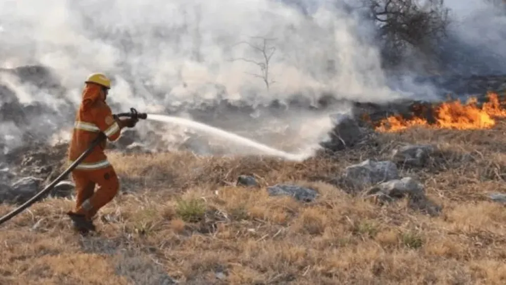 Incendios en Córdoba: detuvieron a un sospechoso que portaba un bidón de nafta y trataba de prender fuego pastizales