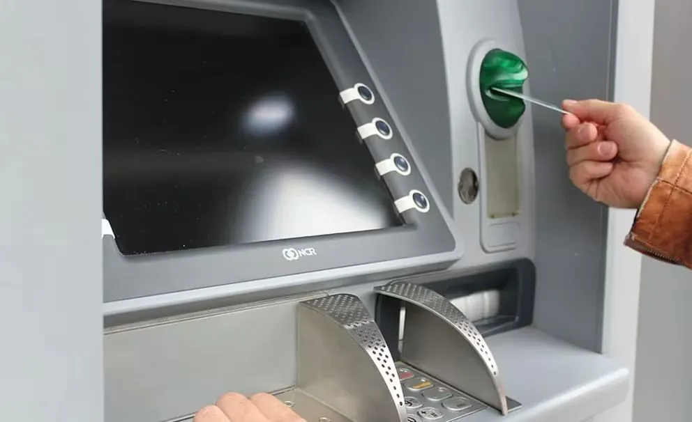 Ya se deben pagar más de $1.000 por extraer por cajero automático dinero de un banco en el que no se tiene cuenta