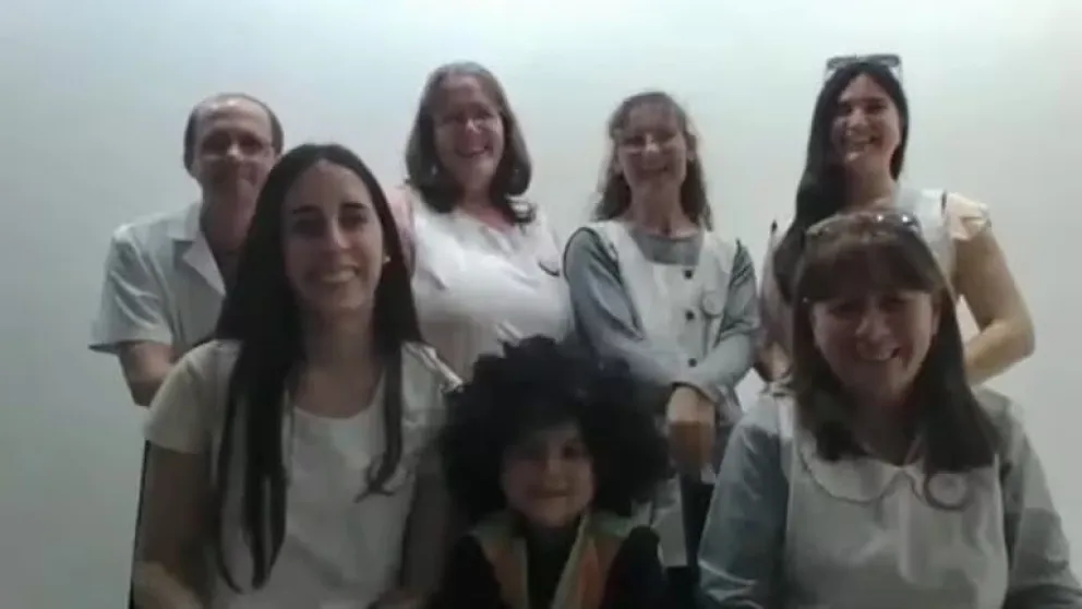 Los alumnos de un colegio de Santa Fe imitaron a Los Palmeras y el cantante de la banda tuvo un emotivo gesto