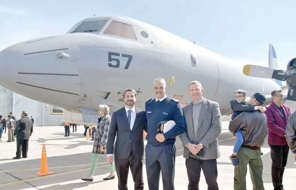Se presentó en Trelew el avión P3 Orion, con presencia del intendente Merino
