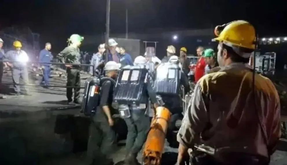 Explosión en mina de carbón deja al menos 30 muertos y 17 heridos en este de Irán