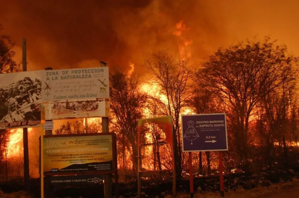 Dantescos frentes de fuego siguen arrasando en la provincia de Córdoba
