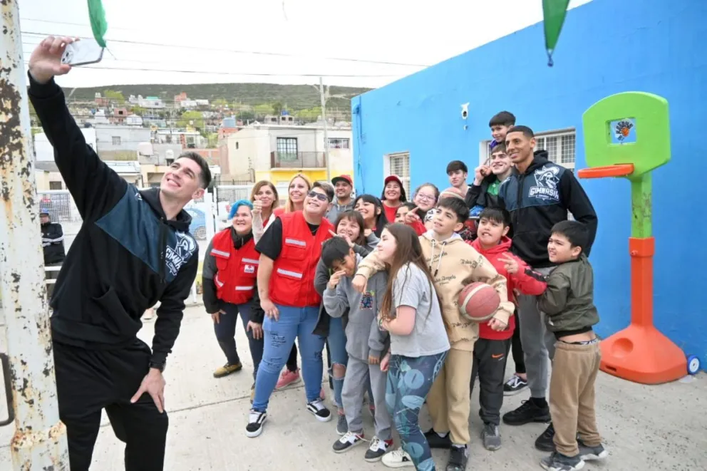 Jugadores de Gimnasia acompañaron a la Cruz Roja en el día de los primeros auxilios