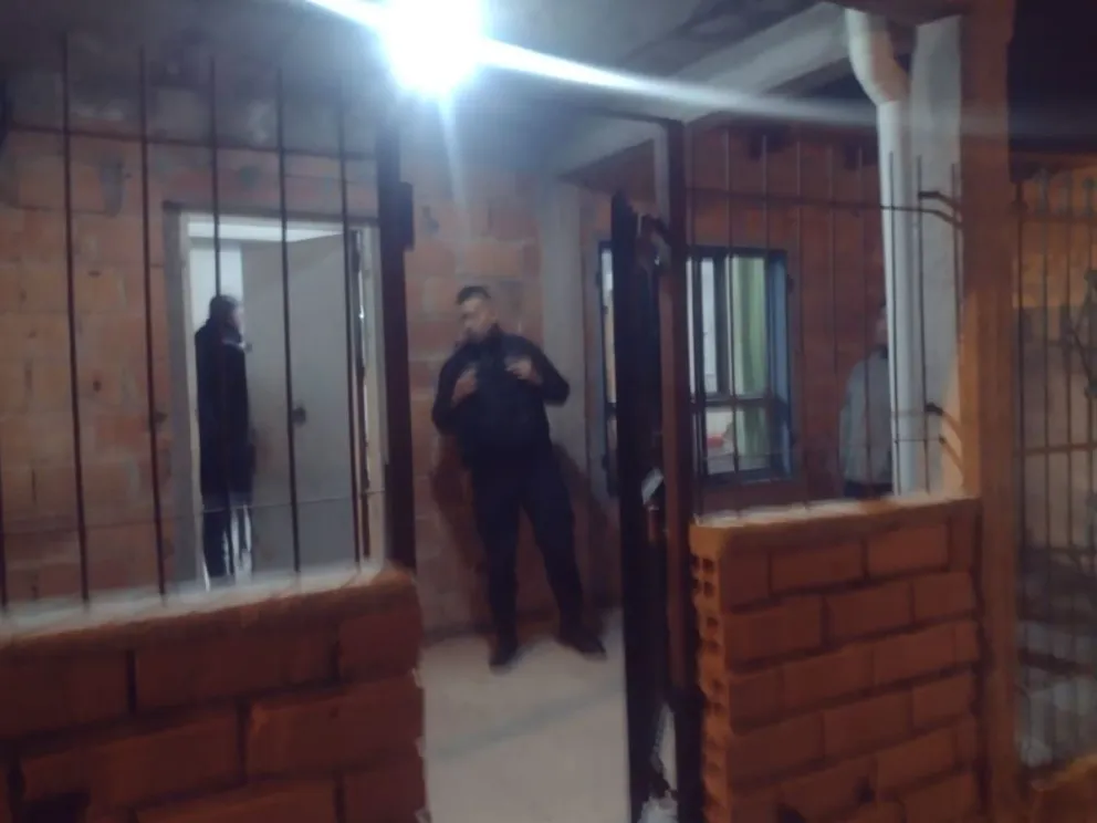 Intentó asesinar a su padre acuchillándolo en el cuello y la policía lo detuvo, pero luego la justicia lo soltó   