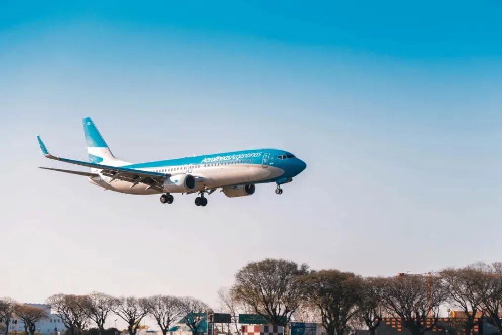Un vuelo de Aerolíneas Argentinas sobrevoló durante casi una hora por falta de respuesta de la torre de control
