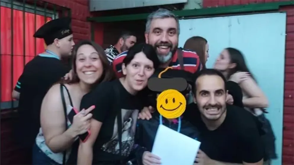 La familia poliamorosa de 4 integrantes que cría a un nene y da clases a quienes busquen abrir sus parejas