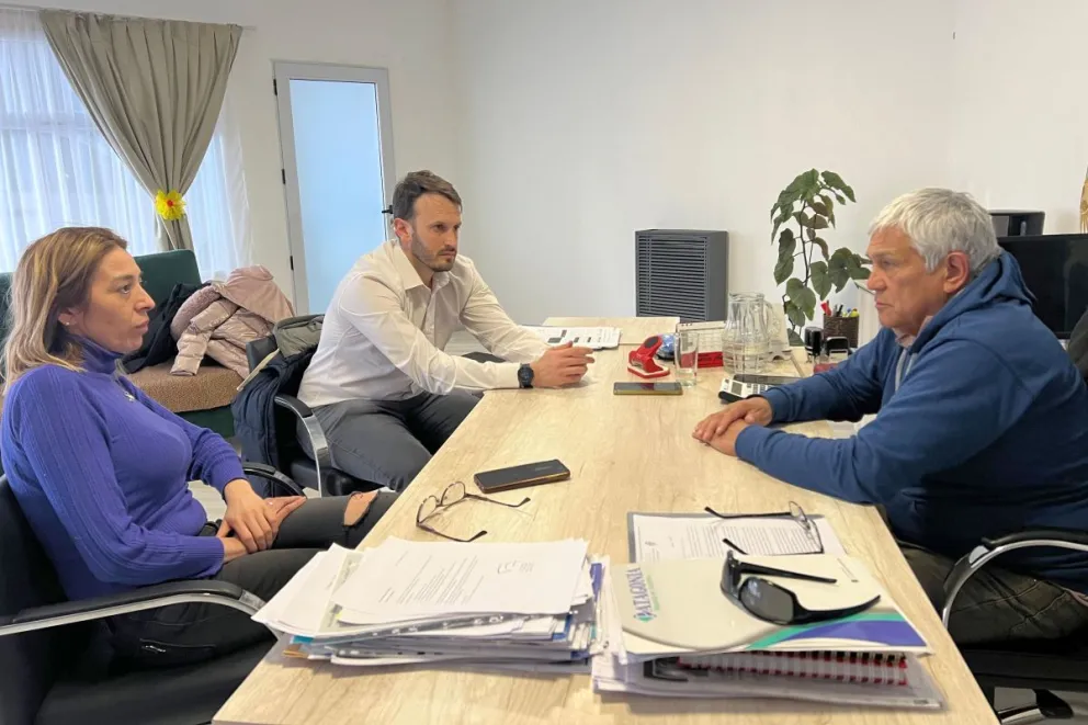 Provincia supervisa la regularización de redes de gas y mejoras en infraestructura escolar en la cordillera