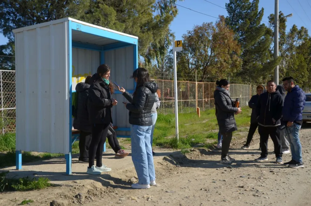 Astra: Padres de la Escuela Nº 147 se autoconvocaron en reclamo del transporte escolar para sus hijos