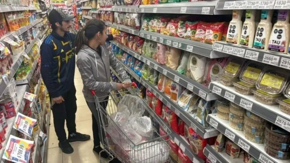 El consumo masivo siguió su derrumbe en agosto: indumentaria y calzado es el sector más golpeado