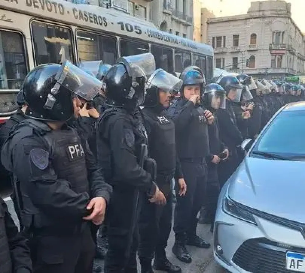 Forcejeos y tensión frente al Congreso en una nueva marcha de jubilados