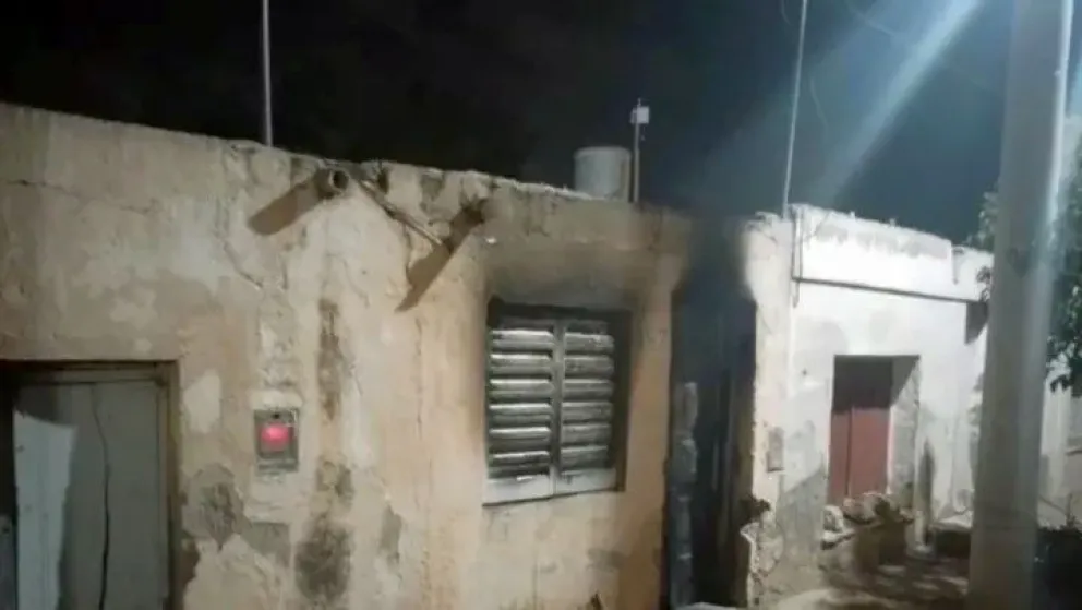 Le explotó la batería del celular en el brazo y se incendió la casa: una nena de 7 años y su mamá terminaron internadas