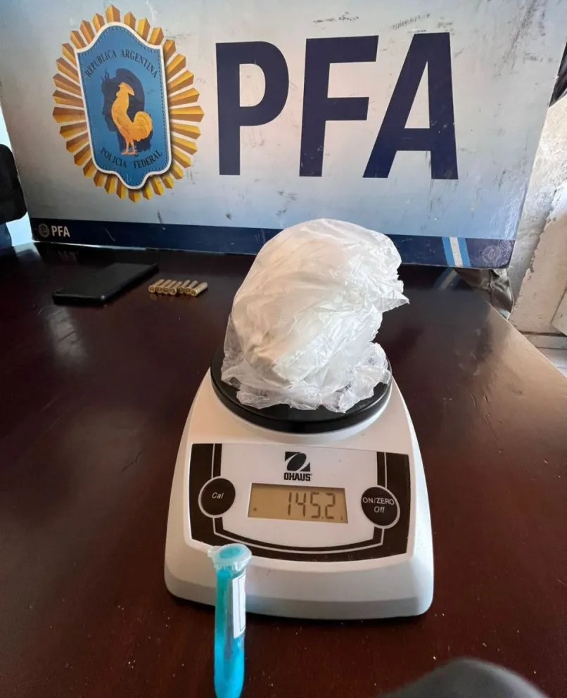 Cocaína, marihuana, balas, armas y dos detenidos en allanamientos de la Policía Federal en Trelew
