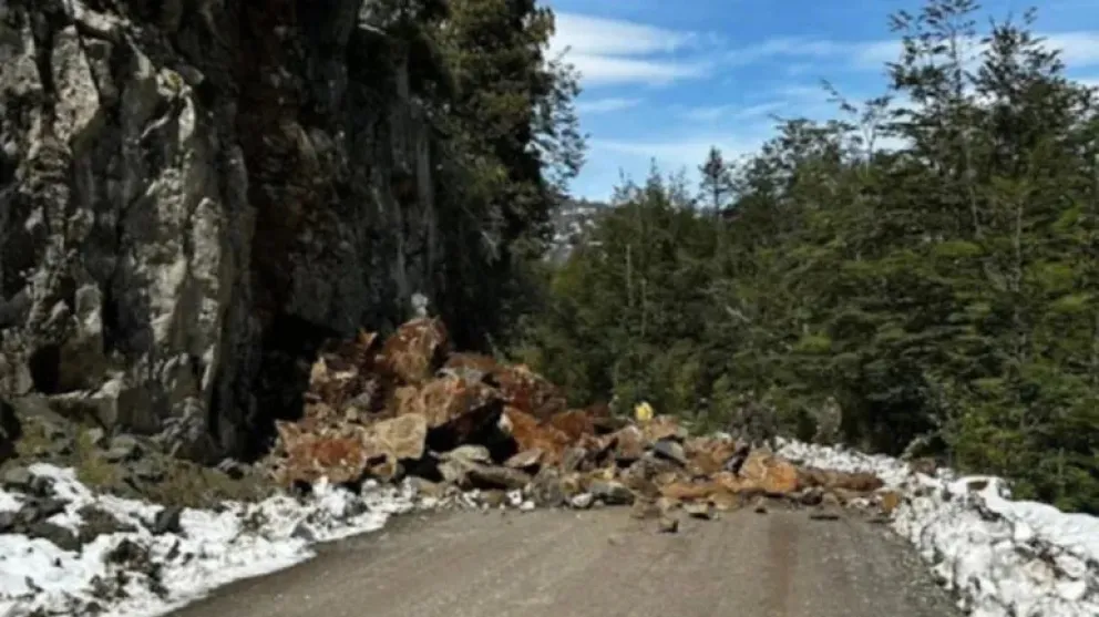 Solicitan precaución “por derrumbe de rocas” en Parque Los Alerces