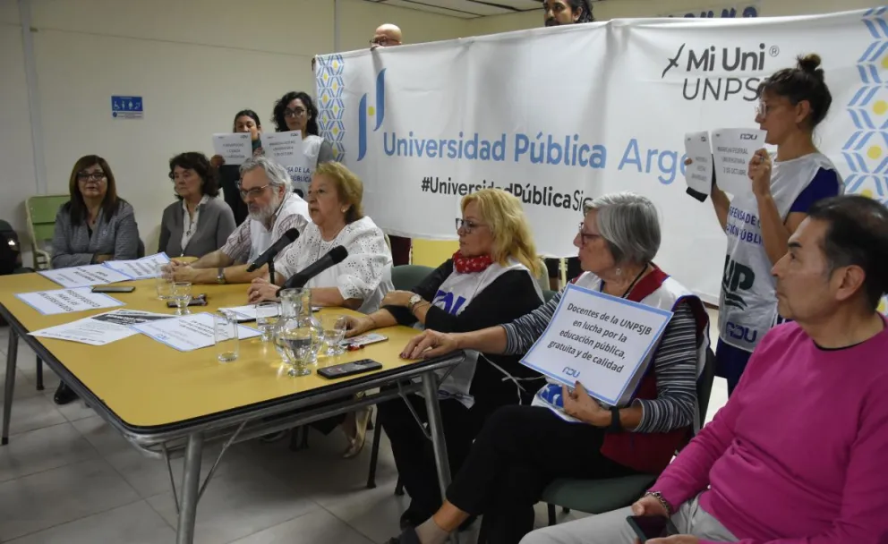 “Gran cantidad de docentes y no docentes en todo el país están por debajo de la línea de la pobreza, inclusive algunos en la línea de indigencia”