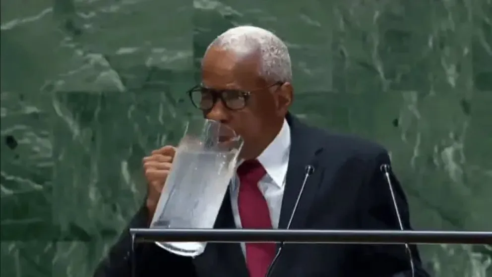 "Sed de la peligrosa": un político de Haití tomó agua de una jarra en su discurso ante la ONU, se mojó todo y es furor