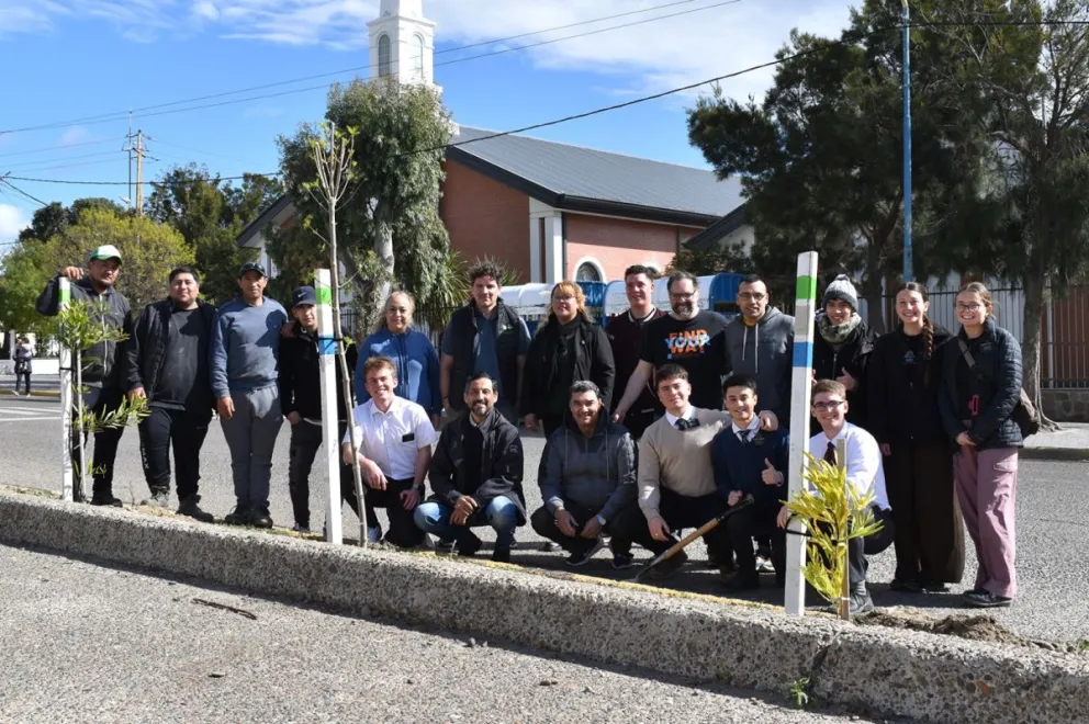 El Municipio y una congregación concretaron la plantación de árboles y arbustos en Barrio General Mosconi