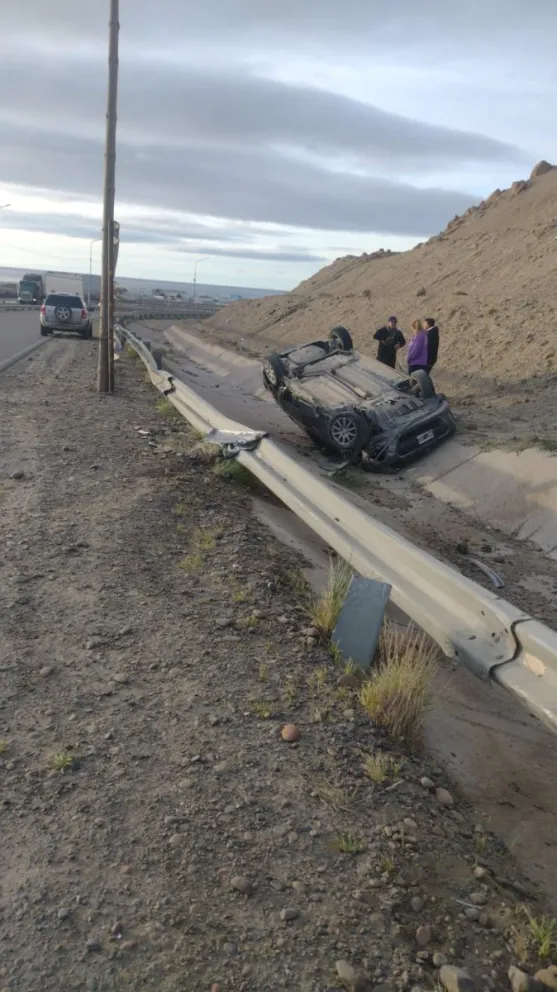 Volcó al pie del Cerro Chenque y salió milagrosamente ileso