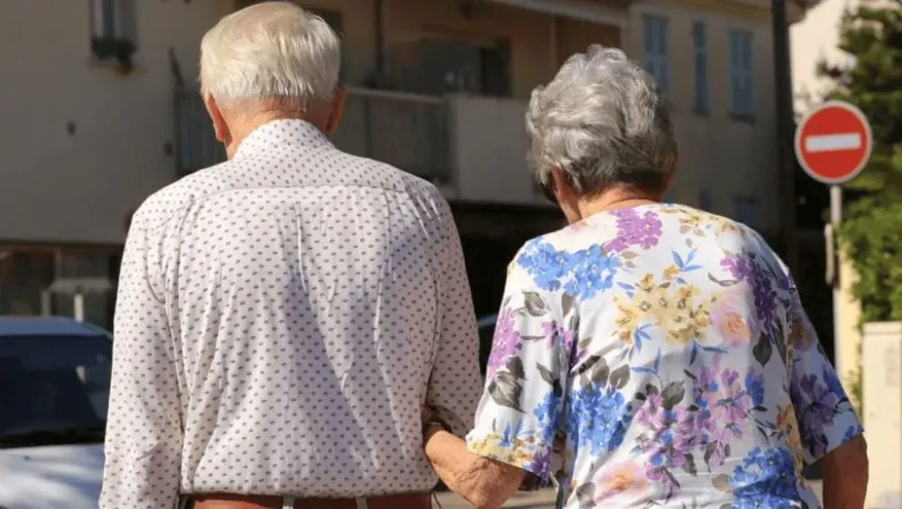 El bono para jubilados ya perdió más de la mitad de su valor real en la era Milei