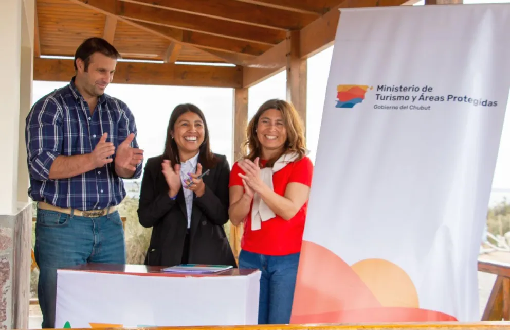 Provincia firmó convenio con el Ente de Promoción Turística para la gestión de Punta Loma