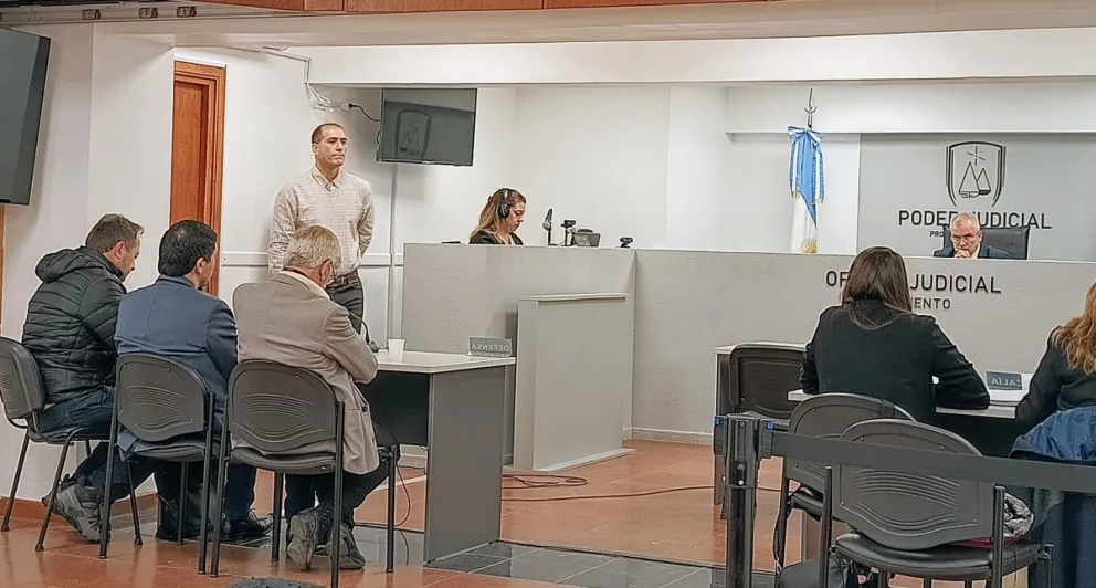 Sarmiento: Juicio contra el concejal Barrie Dickason por daño, portación de arma de fuego, desobediencia y hurto, en contexto de violencia de género