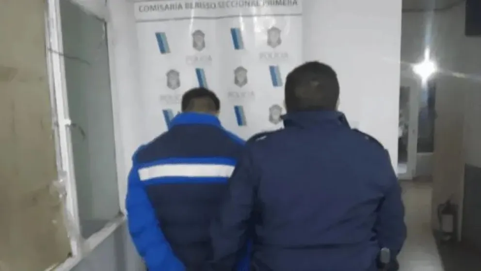 Por Instagram vendía chaleco antibalas policial robado y réplicas de armas de fuego