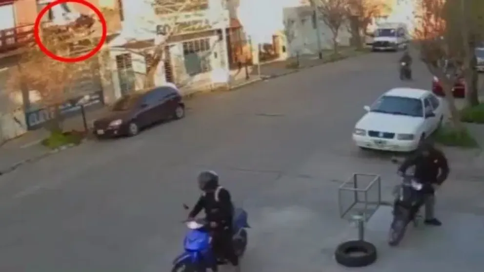 ¡VIDEO! Así se tiró del balcón cuando vio que le robaban la moto: lo evitó, pero al caer se fracturó la cadera