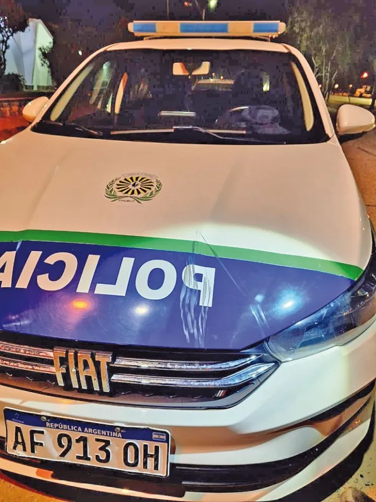 Policías acudieron por una pelea callejera entre parejas y fueron recibidos con violencia