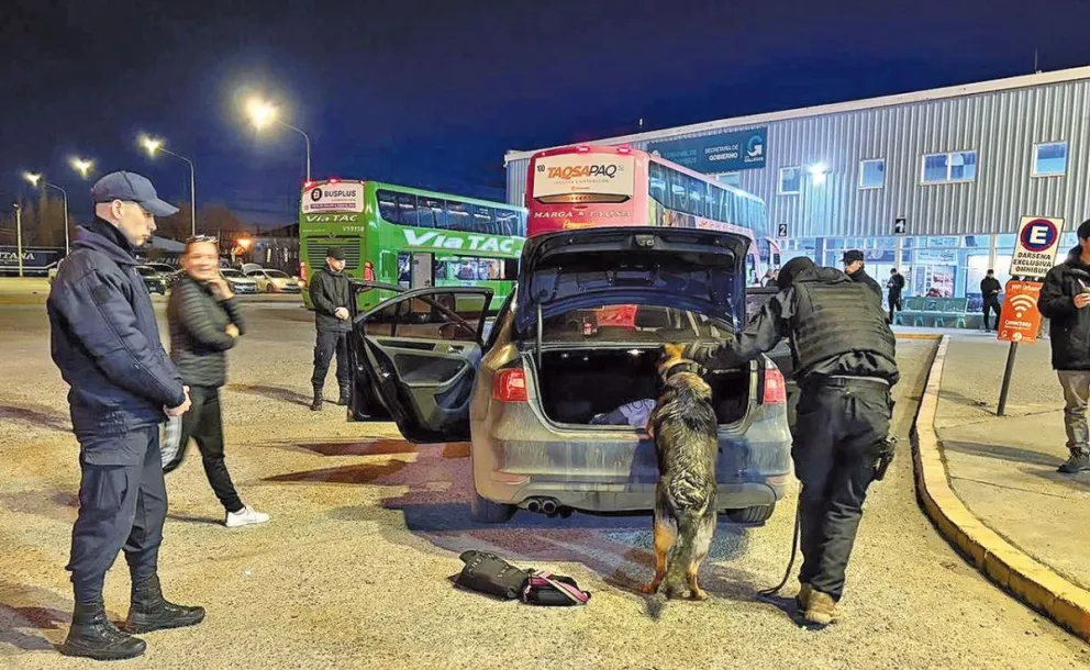 En Río Gallegos fuerte operativo de control en la terminal de Ómnibus