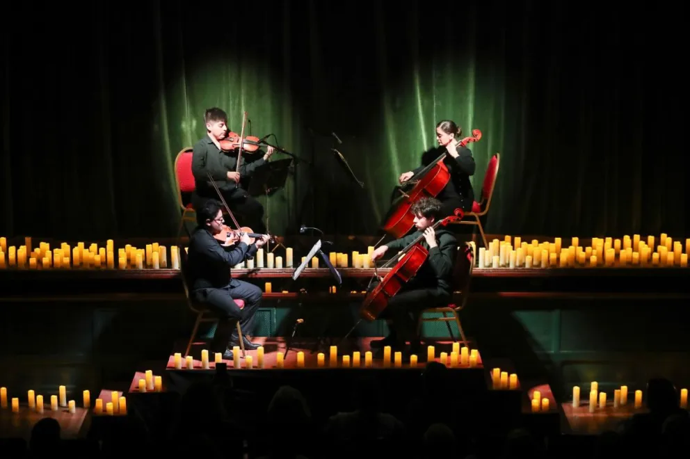 A "pleno rock" y con gran concurrencia, el cine teatro de Astra brilló en la 2da. edición de “A la luz de las velas”