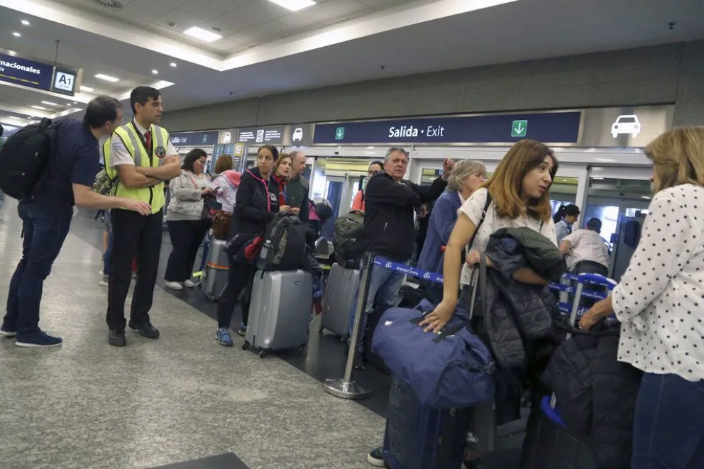 Controladores aéreos anuncian medidas de fuerza en septiembre y el Gobierno las califica de "ilegales"