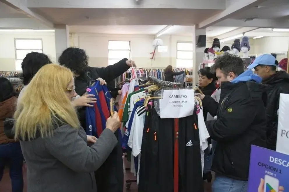 Crece la venta de ropa usada como alternativa a la crisis