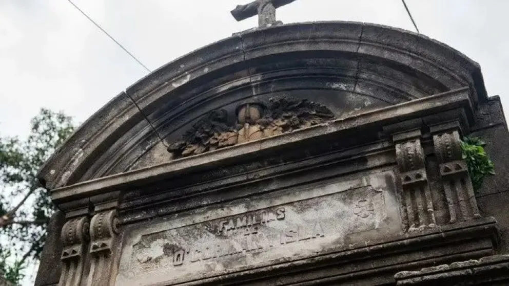 Abrieron la cripta de Camila O´Gorman, en el cementerio de Recoleta y luchan por su restauración