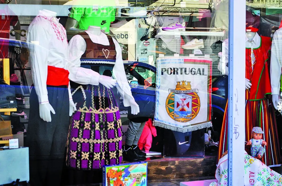 Las colectividades vuelven a las vidrieras del centro