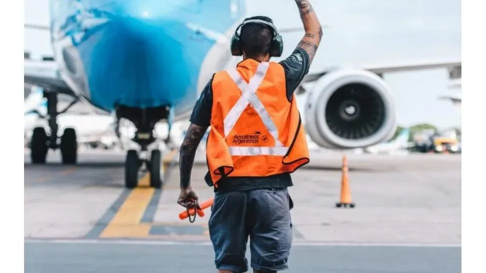 Aerolíneas Argentinas redujo 13% su nómina de trabajadores y recorta déficit