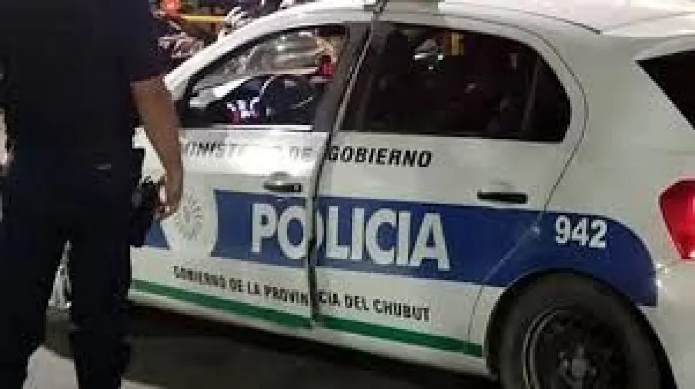 Paradójica postal tras acto oficial en Rawson: policías empujando un patrullero en pleno centro de Rawson