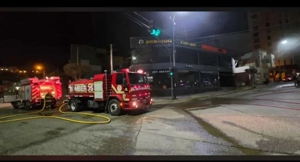 Bomberos lograron detener incendio en local céntrico de motocicletas
