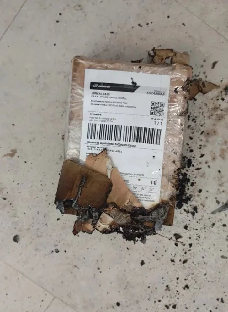 Así quedó la oficina donde explotó el paquete sospechoso enviado a Pino en La Rural