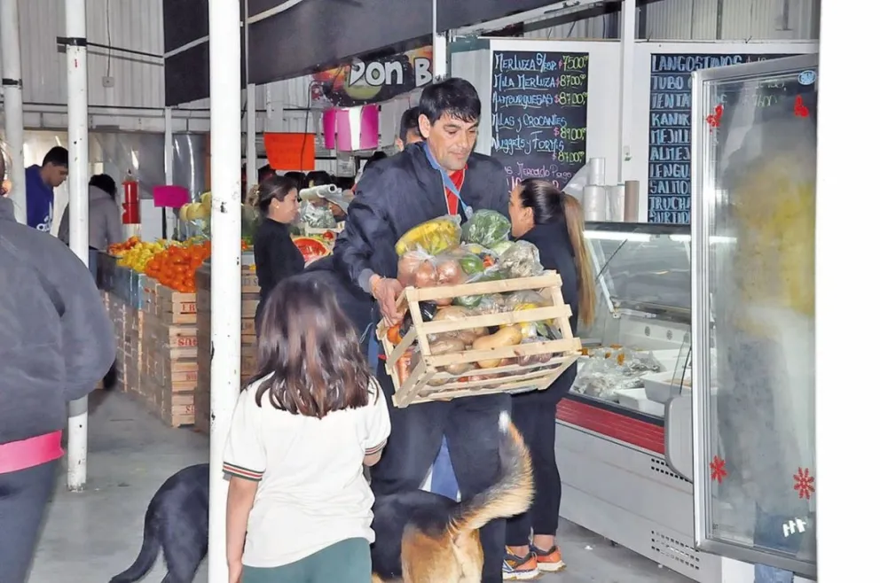 “En estos tiempos de crisis, la gente busca buenos precios y calidad” dijo puestera del Mercado Comunitario