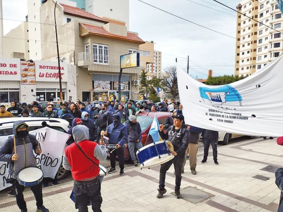 Trabajadores de TAEX se manifestaron en el Concejo para pedir su intervención ante despidos