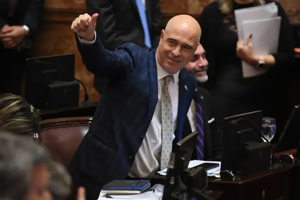 Otro senador de La Libertad Avanza  en el centro de la tormenta política